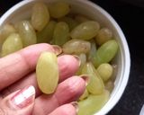 A picture of step 1 of Green grapes sorbet.