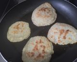 Foto del paso 4 de la receta: Torticas🫓de yuca🥯cruda🧀con queso🥛🥙🥯