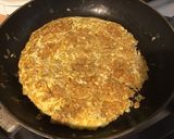 Une image de l'étape 8 de Omelette au riz, emmental et persil.