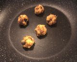 Foto del passaggio 5 della ricetta Polpette di panettone grigliate su gelato di vaniglia