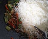 Foto langkah ke 5 dari resep Bihun Goreng Sayuran.