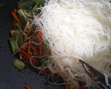 Foto langkah ke 5 dari resep Bihun Goreng Sayuran.