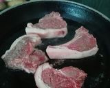 Foto del paso 6 de la receta: Chuletas de cordero con patatas y rábanos asados en su piel