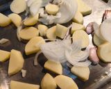 Foto del paso 3 de la receta Alitas al horno con patatas y cebolla