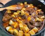 Une image de l'étape 16 de Bœuf mijoté à la bière, moutarde, navets et carottes.