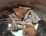 Foto del paso 2 de la receta: Caldo de patas de pollo