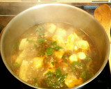 Foto del paso 2 de la receta: Merluza al ajillo con alcachofas, gambas y almejas