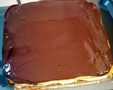 Pas rețetă Prăjitură cu foi din nuca, crema caramel și glazură de ciocolată 12 fotografie