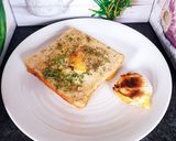 Une image de l'étape 5 de Tartines façon croque monsieur aux œufs coulant 😋 et son toast au fromage fondu.