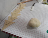 Foto del paso 2 de la receta: Medialunas de manteca muy fáciles y rápidas