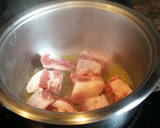 Foto del paso 2 de la receta: Patata estofada con costillas y picada