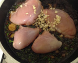Foto del paso 3 de la receta: Patitas y muslos de pollo en salsa de caramelo c/arroz y coco
