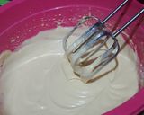 Foto langkah ke 1 dari resep Strawberry and Creamy Cupcakes.
