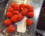 Foto del paso 1 de la receta: Postre fácil de fresas con merengues y crema