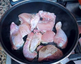 Foto del paso 2 de la receta: Pollo estofado al curry japonés casero con cebollitas dulces