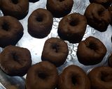Foto langkah ke 4 dari resep Donat coklat.
