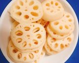 Hình bước làm 2 của món Canh Giò Heo Hầm Đậu Phụng Củ Sen