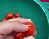 Foto del passaggio 2 della ricetta Spaghetti con fagiolini al sugo di pomodoro fresco, basilico e cacio ricotta