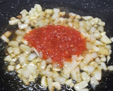 Foto del paso 5 de la receta: Paella con manitas de cerdo, níscalos y coliflor