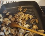 A picture of step 4 of Mushroom and sausage sandwich.