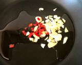 Foto del paso 2 de la receta: Espaguetis de arroz con salsa cremosa de jamón y ajo (picante)