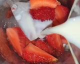 Foto langkah ke 2 dari resep Strawberry Latte.