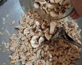 Foto langkah ke 5 dari resep Tumis Ayam Jamur Isian Bacang.