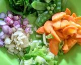 Foto langkah ke 1 dari resep Sup tomat sayur.