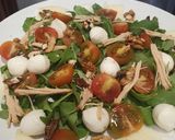Foto del paso 1 de la receta: Ensalada de rúcula, cherry, queso, nueces, mozzarella y pollo