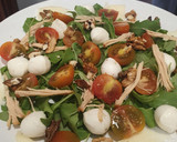 Foto del paso 1 de la receta: Ensalada de rúcula, cherry, queso, nueces, mozzarella y pollo