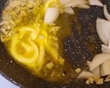 Foto langkah ke 3 dari resep Ayam goreng saos margarin.