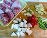 A picture of step 1 of Tomato Three Cup Chicken.