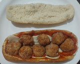 Foto del paso 3 de la receta: Bocadillo de albóndigas al horno