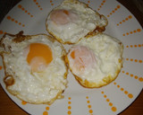 Foto del paso 4 de la receta: Huevos fritos con bacon
