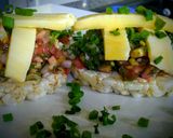 Foto del paso 3 de la receta: Montadito de Pico de Gallo sobre Galleta integral de Arroz!🎅🍻