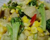 Foto langkah ke 5 dari resep Tumis Brokoli Bakso Jagung 🌽.