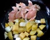 รูปขั้นตอนการทำที่ 5 ของ มันฝรั่งผัดกระเทียมพริกไทยไก่
