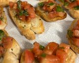 Foto del paso 5 de la receta: Bruschettas de tomate y albahaca 🍅🍃