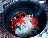 Foto del paso 1 de la receta: Pollo estofado a la moruna con patatas y pasas