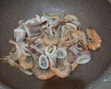 Foto langkah ke 3 dari resep Seafood Tumpah Pedas Manis.