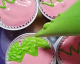 Foto langkah ke 5 dari resep Cupcake Karakter Strawberry.