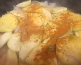 Foto del paso 4 de la receta: Emperador sobre lecho de patatas, cebolla y manzana con cúrcuma