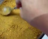 Foto del passaggio 2 della ricetta Cheesecake al basilico, limone e miele con yogurt, pinoli e morette di rovo