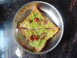 ચીઝી ગાર્લિક બ્રેડ (Cheesy Garlic Bread Recipe In Gujarati)
