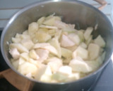 Foto del paso 2 de la receta: Crema de calabacines con cebolla y quesitos