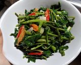 Foto langkah ke 3 dari resep Tumis kangkung sederhana.