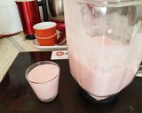 A picture of step 2 of My Strawberry & Linseed and Goji Berries Milkshake.