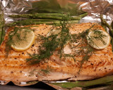 Foto del paso 3 de la receta: Salmón al horno, espárragos verdes y salsa de yogur, pepino y eneldo