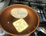 Foto del paso 2 de la receta: Nopal asado en caldillo jitomate (con pechuga pavo y queso panela)
