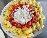 Une image de l'étape 9 de Salade de pommes de terre, tomates et oignon doux à l’ail frais et thon mariné.
